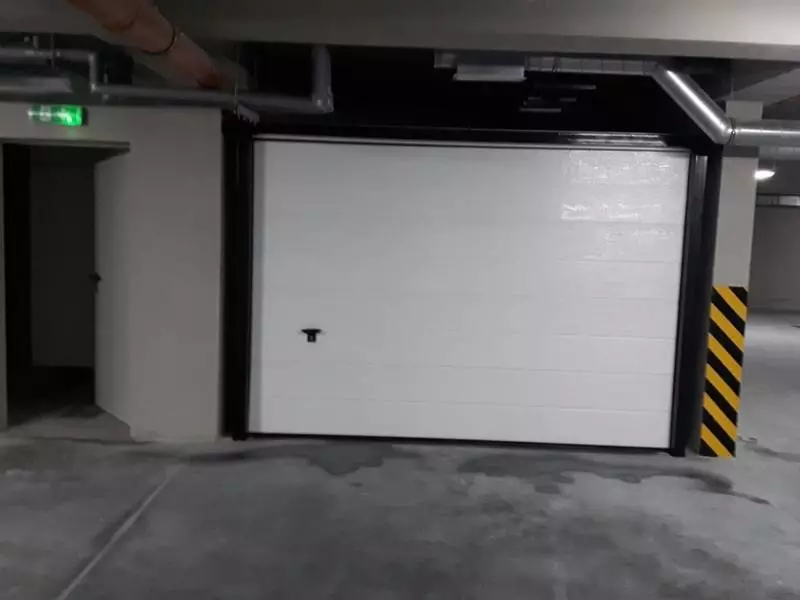 Brama garażowa w parkingu podziemnym